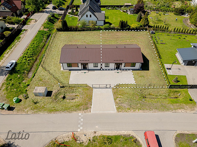 Pārdošanā jauna, mūsdienīga un energoefektīva vienstāva dvīņu mājas daļa Jaunolainē. Olaine - foto 1