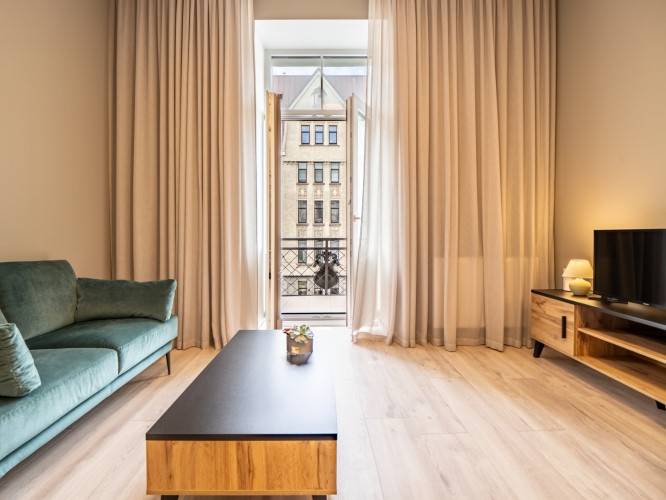 Izīrē elegantu, pilnībā mēbelētu 2-istabu dzīvokli prestižajā Klusajā centrā  Pulkveža Rīga - foto 1
