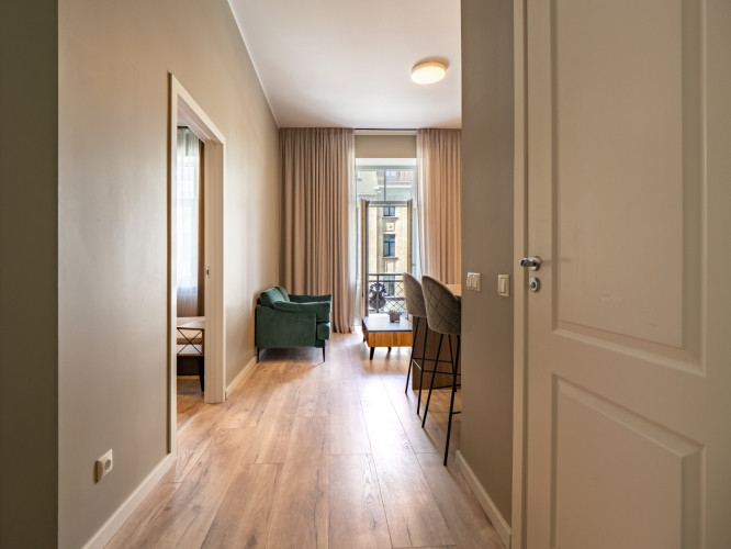 Izīrē elegantu, pilnībā mēbelētu 2-istabu dzīvokli prestižajā Klusajā centrā  Pulkveža Rīga - foto 9