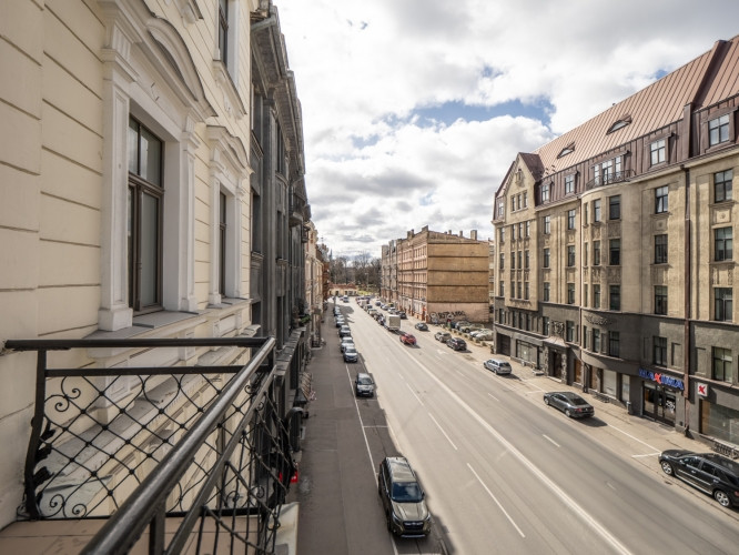 Izīrē elegantu, pilnībā mēbelētu 2-istabu dzīvokli prestižajā Klusajā centrā  Pulkveža Rīga - foto 2