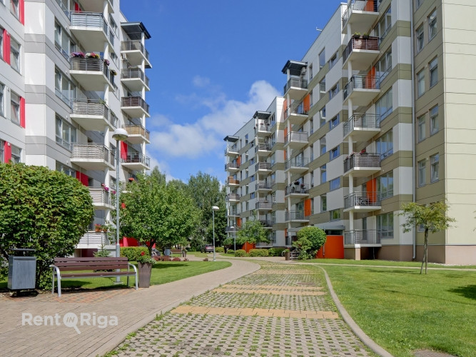 Pārdod gaišu divistabu dzīvokli projektā 