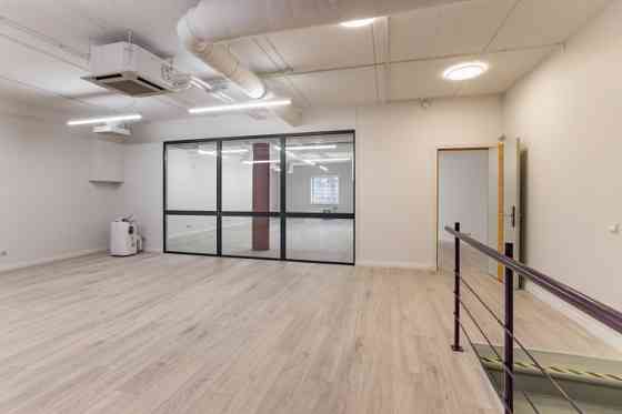 Open-plan office in a modern business centre.  The premises consist of two spacious office areas (73 Rīga