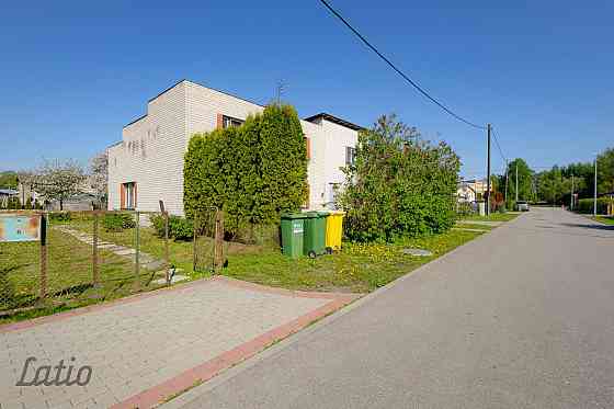 Pārdod privātmājas daļu ar zemes gabalu klusā privātmāju rajonā.
1975. gadā būvēta 2-stāvu vieglbeto Jelgava un novads