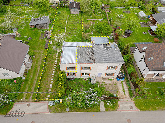 Pārdod privātmājas daļu ar zemes gabalu klusā privātmāju rajonā.
1975. gadā būvēta Jelgava un novads - foto 1