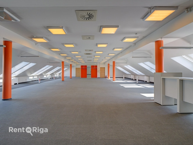 Plašas atvērtā tipa biroja telpas.  Telpas priekšrocības: 1 stāvvieta iekļauta cenā; Rīga - foto 1