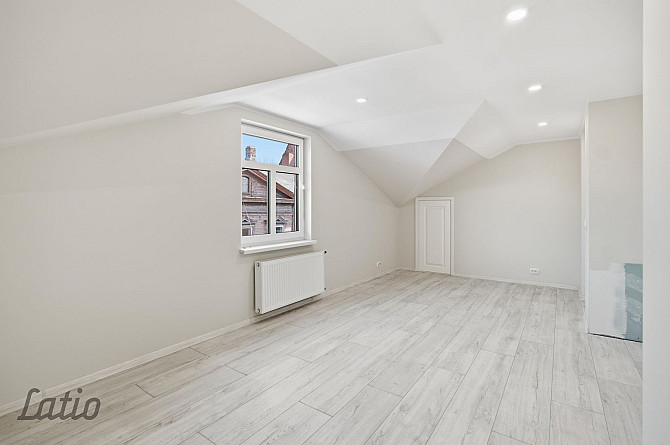 Piedāvāju iegādāties 82.5 m plašu, gaišu un kapitāli renovētu 2 istabu dzīvokli lieliskā Liepāja - foto 1