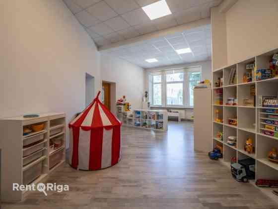 Nomai tiek piedāvātas gaišas un plašas birojas telpas.  + Plānojums sastāv no pilnībā slēgtām biroja Rīga