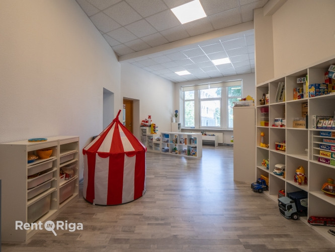 Nomai tiek piedāvātas gaišas un plašas birojas telpas.  + Plānojums sastāv no pilnībā Rīga - foto 2