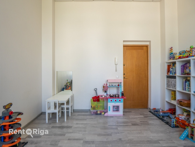Nomai tiek piedāvātas gaišas un plašas birojas telpas.  + Plānojums sastāv no pilnībā Rīga - foto 7