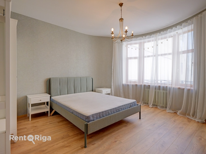 Pašā Rīgas centrā blakus Ģertrūdes baznīcai ilgtermiņa īrei pieejams plašs 4 istabu Rīga - foto 6