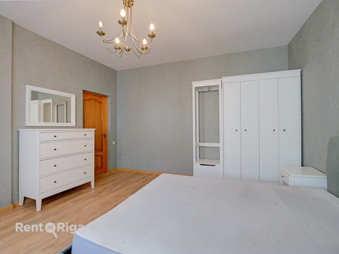 Pašā Rīgas centrā blakus Ģertrūdes baznīcai ilgtermiņa īrei pieejams plašs 4 istabu Rīga - foto 9