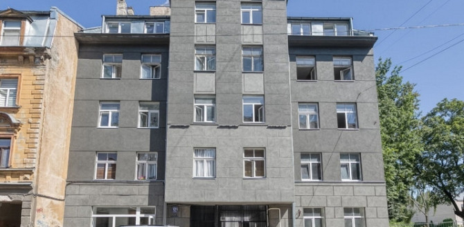 Tiek pārdots dzīvoklis ar atsevišķu virtuvi un terasi renovētā ēkā.  Сentrālā apkure ar Rīga - foto 1