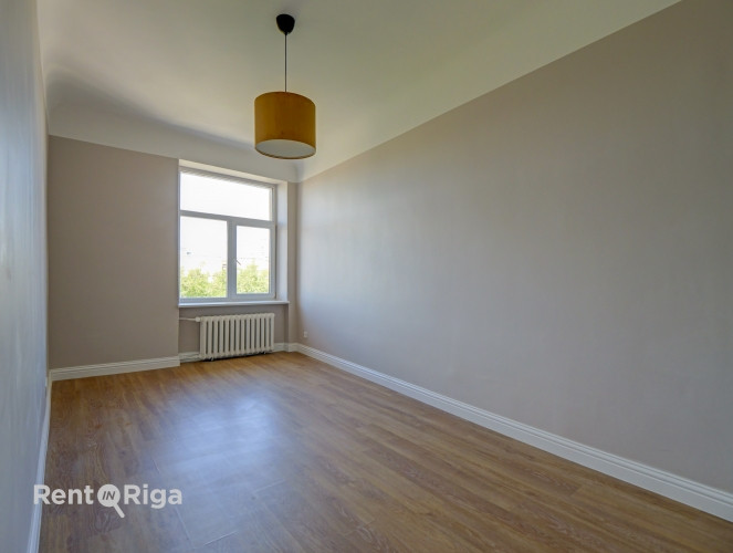 Pārdod eksluzīvu 3-istabu dzīvokli ar panorāmas skatu uz Rīgu.  Pilnībā atjaunots 3 istabu Rīga - foto 6