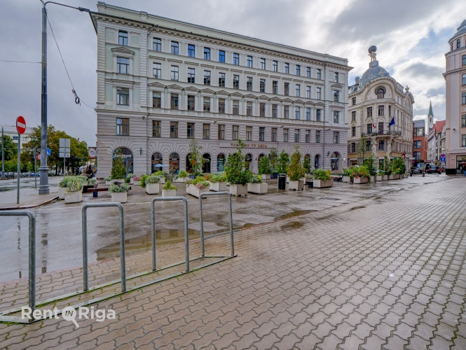 Nomai tiek piedāvāts gaišs birojs renovētā ēkā pretī Operai.  + Birojs atrodas 3.stāvā, Rīga - foto 1