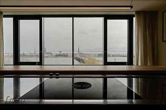 Penthouse dzīvoklis Klīversalā ar izcilu skatu uz Daugavu un Vecrīgu
Pārdošanā ekskluzīvs jumta stāv Rīga