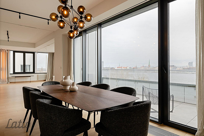 Penthouse dzīvoklis Klīversalā ar izcilu skatu uz Daugavu un Vecrīgu
Pārdošanā ekskluzīvs Rīga - foto 1