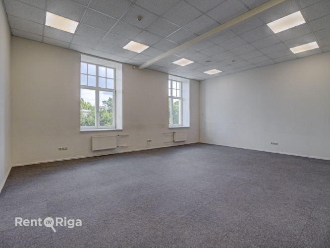 Birojs renovētā biroju ēkā, pretī 
