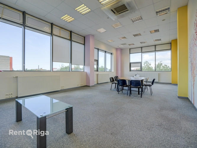 Gaišas un funkcionāls birojs ar lielisku pielāgojamību dažādām uzņēmējdarbības Rīga - foto 2