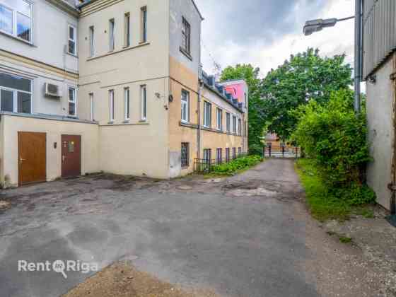 Birojs ar radošu un industriālu atmosfēru.  Tas sastāv no diviem izolētiem kabinetiem un viena caurs Rīga