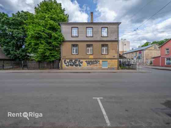 Birojs ar radošu un industriālu atmosfēru.  Tas sastāv no diviem izolētiem kabinetiem un viena caurs Rīga