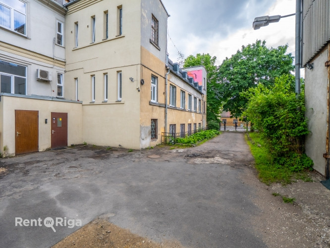 Birojs ar radošu un industriālu atmosfēru.  Tas sastāv no diviem izolētiem kabinetiem un viena Rīga - foto 5