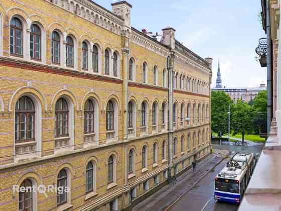 Izīrē gaišu 2 istabu dzīvokli pašā Rīgas centrā!  Ienākot dzīvoklī, jūs sagaida neliels priekšnams.  Rīga