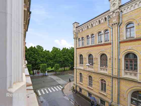 Izīrē gaišu 2 istabu dzīvokli pašā Rīgas centrā!  Ienākot dzīvoklī, jūs sagaida neliels priekšnams.  Rīga