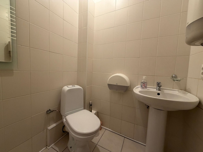 Uz nomu pieejams plašs birojs Valdemāra ielā. Ļoti labs plānojums un mierīga darba vide Rīga - foto 7