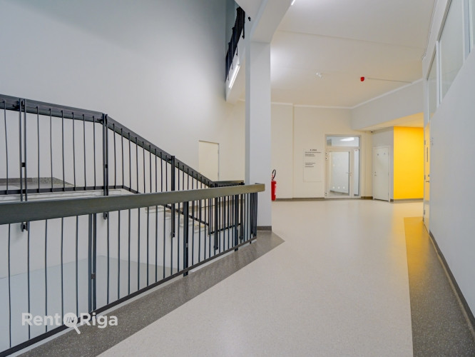 Svaigas telpas renovētā būvē Juglā, Brīvības gatvē 403.  - Siltumenerģija, koplietošanas Rīga - foto 5