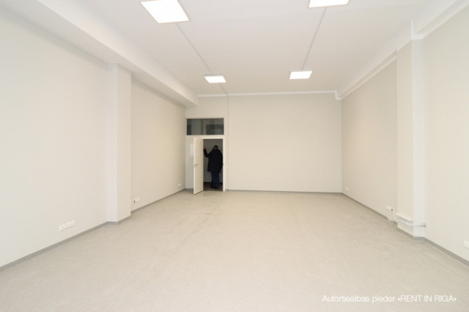 Svaigas telpas renovētā būvē Juglā, Brīvības gatvē 403.  - Siltumenerģija, koplietošanas Rīga - foto 3