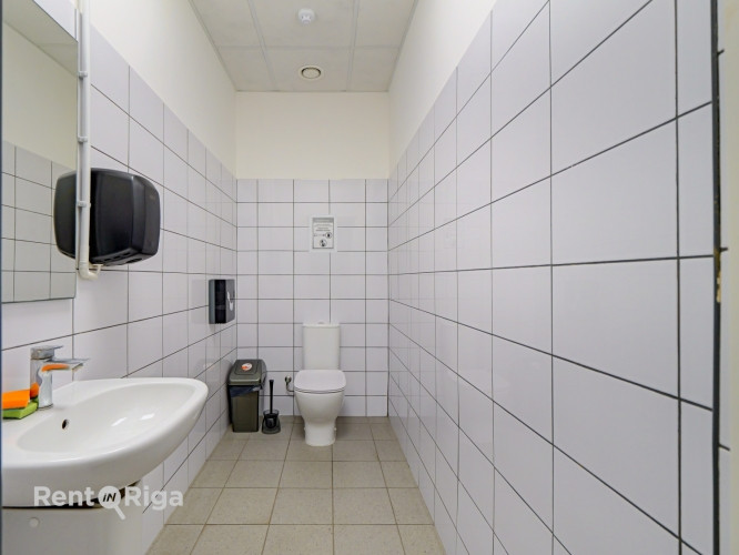 Svaigas telpas renovētā būvē Juglā, Brīvības gatvē 403.  - Siltumenerģija, koplietošanas Rīga - foto 9