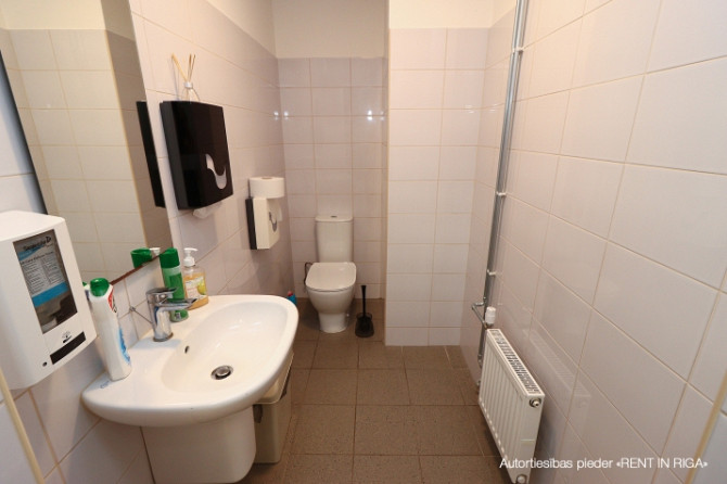 Iznomā biroja telpas renovētā ēkā Juglā, Brīvības gatvē 403.  Piedāvājumā funkcionālas Rīga - foto 8