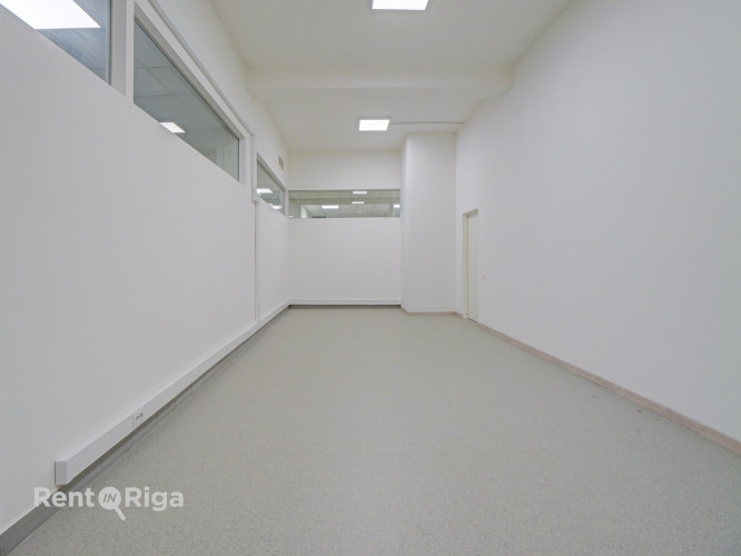 Iznomā tirdzniecības vai biroja telpas renovētā ēkā Juglā, Brīvības gatvē 403. Rīga - foto 8