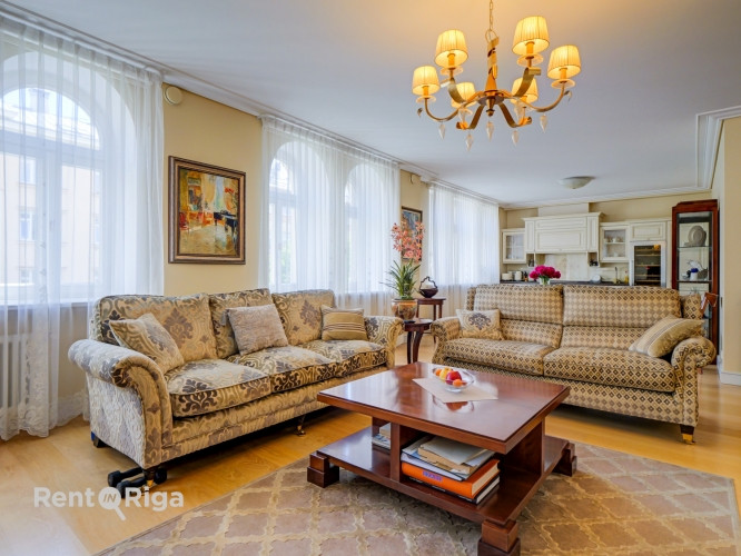 Pārdošanā elegants dzīvoklis ar plašu balkonu Rīgas vēsturiskajā centrā  Piedāvājam Rīga - foto 1