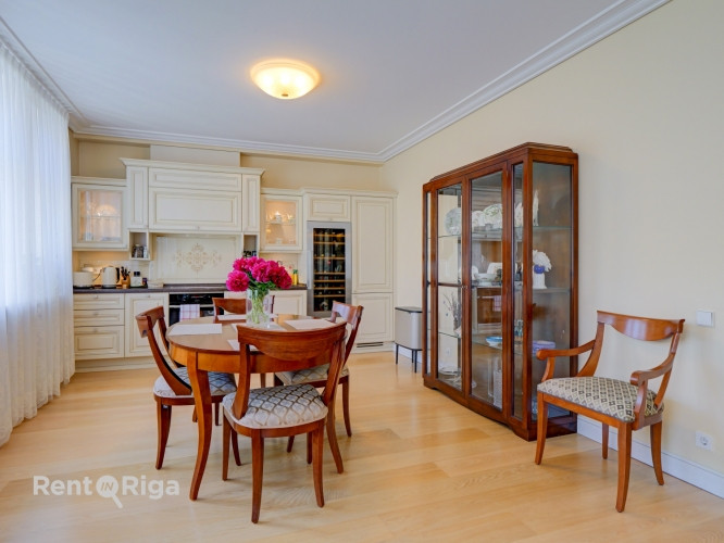Pārdošanā elegants dzīvoklis ar plašu balkonu Rīgas vēsturiskajā centrā  Piedāvājam Rīga - foto 6