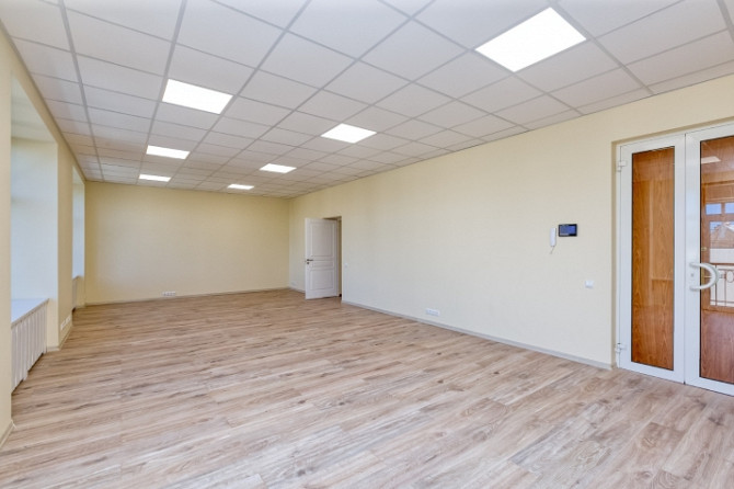 Biroja telpas renovētā ēkā.  - Telpas atrodas 5.stāvā, lifts nav. - Virtuvīte. - Telpas labā stāvokl Рига - изображение 2