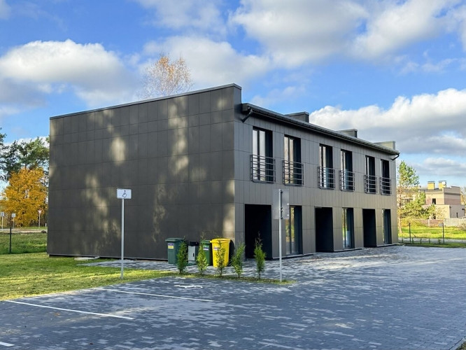 Tiek pārdota mūsdienīga rindu mājas sekcija Dreiliņos blakus mežam un tikai dažu minūšu Rīga - foto 1