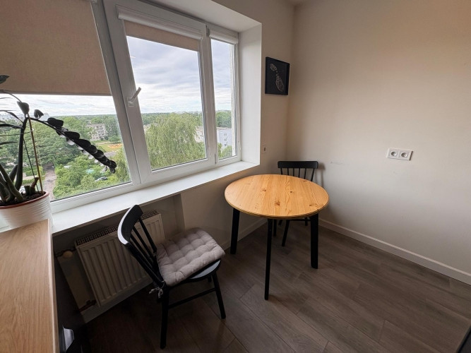Pārdod renovētu un pilnībā mēbelētu 3 istabu dzīvokli Imantā, 467. sērijas mājā. Rīga - foto 4