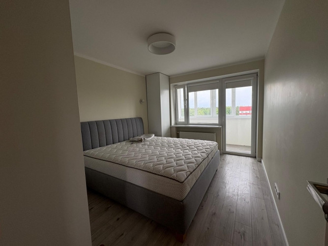 Pārdod renovētu un pilnībā mēbelētu 3 istabu dzīvokli Imantā, 467. sērijas mājā. Rīga - foto 6