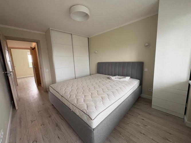 Pārdod renovētu un pilnībā mēbelētu 3 istabu dzīvokli Imantā, 467. sērijas mājā. Rīga - foto 7