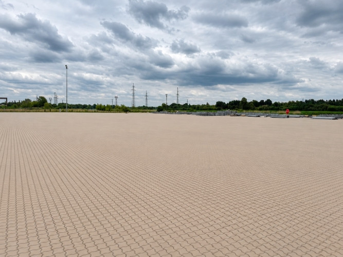 Bruģēts laukums ar tenta noliktavu Jelgavā.  + Bruģēta laukuma platība 10 346 m2; + Tenta Jelgava un novads - foto 2