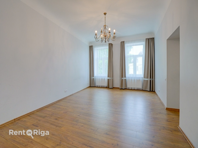 Piedāvājam ilgtermiņa īrei gaišu 3 istabu dzīvokli Āgenskalnā - vieta, kur pilsētas Rīga - foto 1