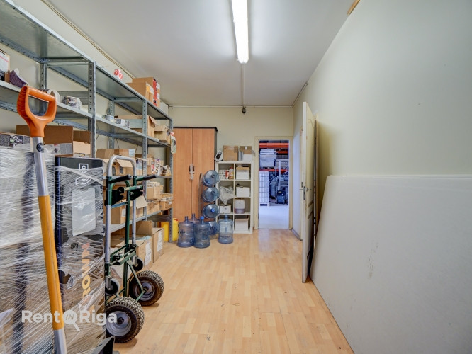 Production or warehouse premises with central heating and 2 overhead cranes.  The premises consist o Рига - изображение 7