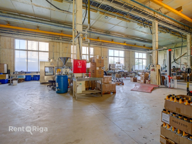 Production or warehouse premises with central heating and 2 overhead cranes.  The premises consist o Рига - изображение 1