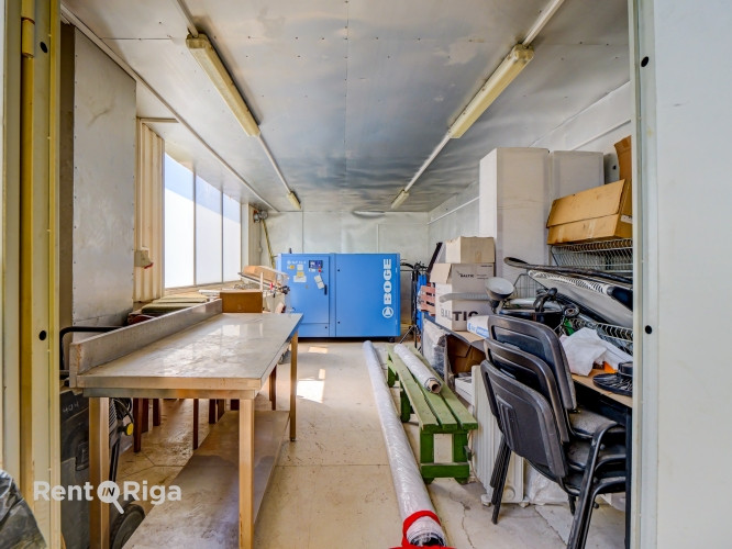 Production or warehouse premises with central heating and 2 overhead cranes.  The premises consist o Рига - изображение 8