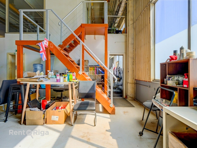Production or warehouse premises with central heating and 2 overhead cranes.  The premises consist o Рига - изображение 9