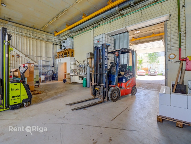 Production or warehouse premises with central heating and 2 overhead cranes.  The premises consist o Рига - изображение 2