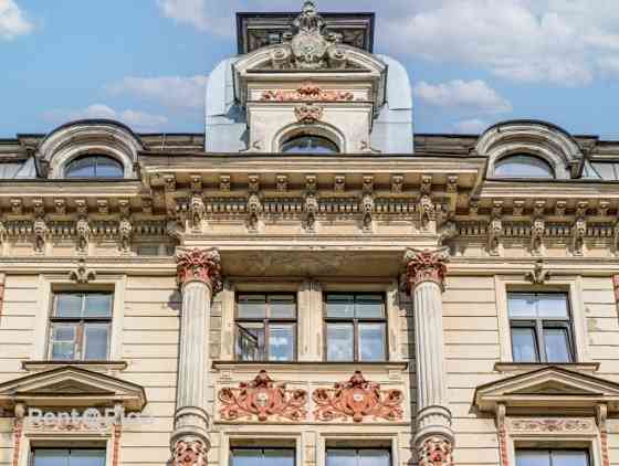 Izcila investīciju iespēja Rīgas centrā.  Īpašums sastāv no pieciem dzīvokļiem ar foršiem un parocīg Rīga