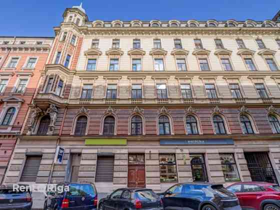 Izcila investīciju iespēja Rīgas centrā.  Īpašums sastāv no pieciem dzīvokļiem ar foršiem un parocīg Rīga