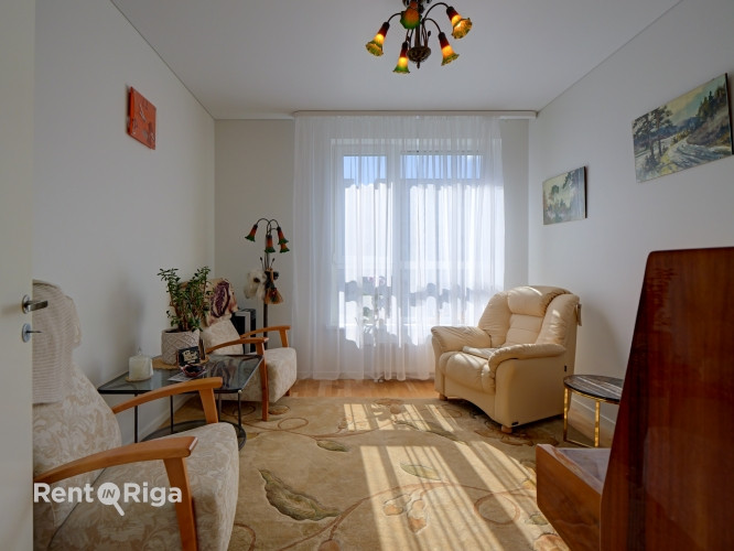 Tiek piedāvāts iegādei gaišs un funkcionāls trīs istabu dzīvoklis projektā Ezerjugla, Rīga - foto 5